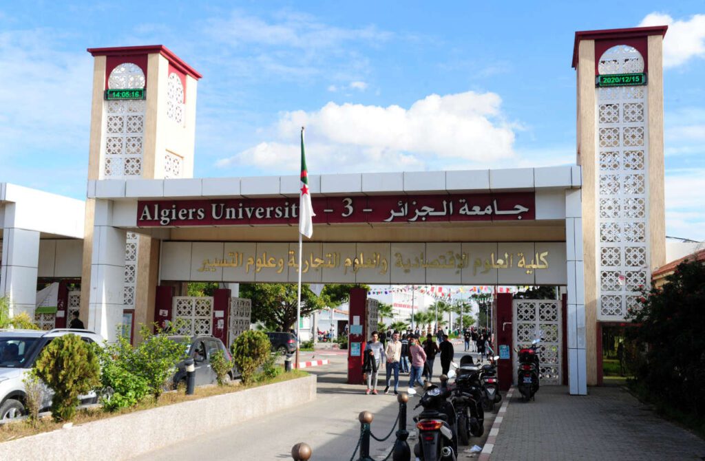 Illustration de l'article : Algérie : le français remplacé par l'anglais à l'université, une marche forcée qui exaspère le corps enseignant
