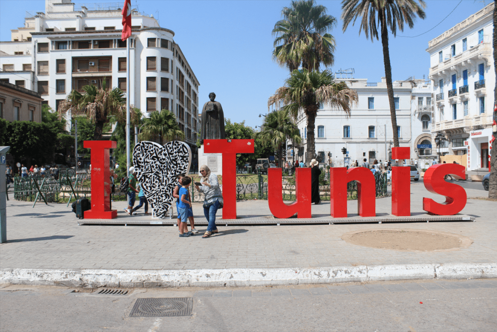 Illustration de l'article : Touristes algériens en Tunisie : Pourquoi la destination Tunisie attire tant d'Algériens ?