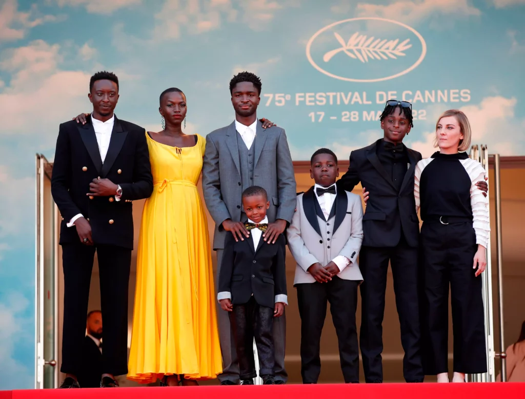 Illustration de l'article : « Un petit frère », l’ode à la vie d’une famille ivoirienne, par Léonor Serraille